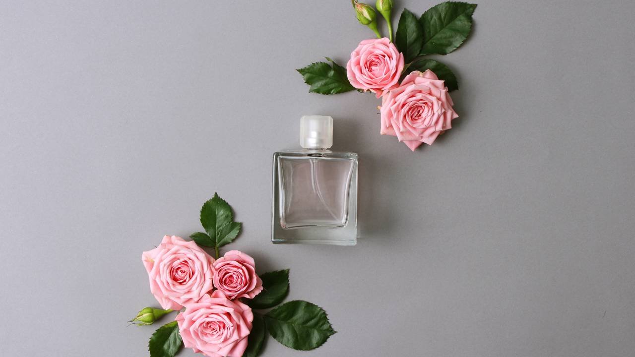 Os 4 perfumes doces e marcantes que fixam o dia inteiro e mais rendem elogios em festas e baladas