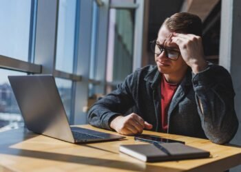 A psicologia diz que a parte mais difícil de crescer não é a idade, é perceber que ninguém virá resolver sua vida