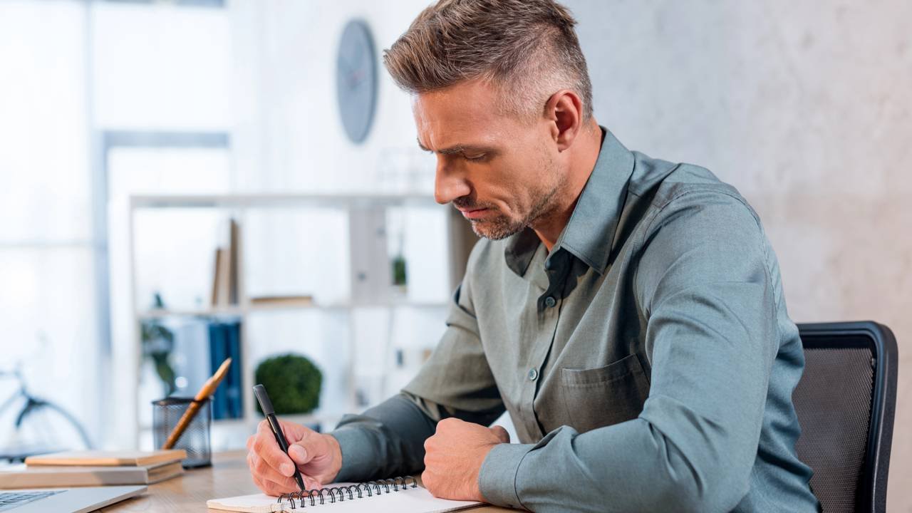 "A gente" ou "nós" qual usar corretamente no dia a dia segundo a norma da língua portuguesa