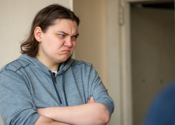 A maioria das pessoas não percebe que quem evita certas conversas não está sendo rude, está tentando preservar a própria saúde mental