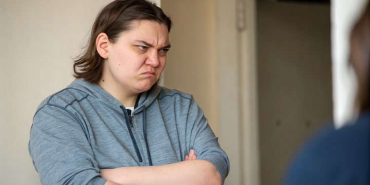 A maioria das pessoas não percebe que quem evita certas conversas não está sendo rude, está tentando preservar a própria saúde mental