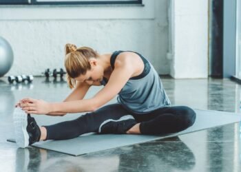 Fazer alongamento diariamente ajuda a reduzir dores, mas só funciona de verdade se for feito por pelo menos 10 minutos contínuos e com regularidade