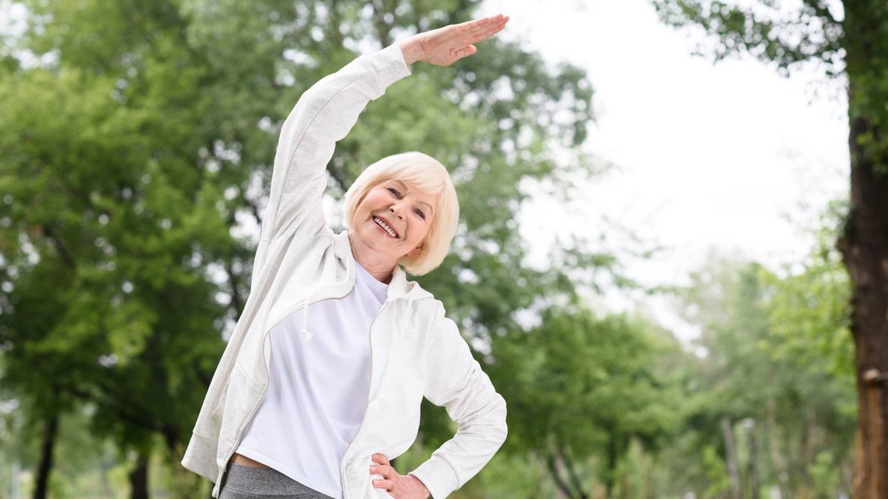 Fazer alongamento diariamente ajuda a reduzir dores, mas só funciona de verdade se for feito por pelo menos 10 minutos contínuos e com regularidade