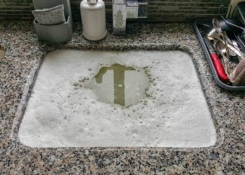 Poucos sabem o truque simples para desentupir ralos de cozinha sem produtos químicos agressivos