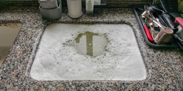 Poucos sabem o truque simples para desentupir ralos de cozinha sem produtos químicos agressivos