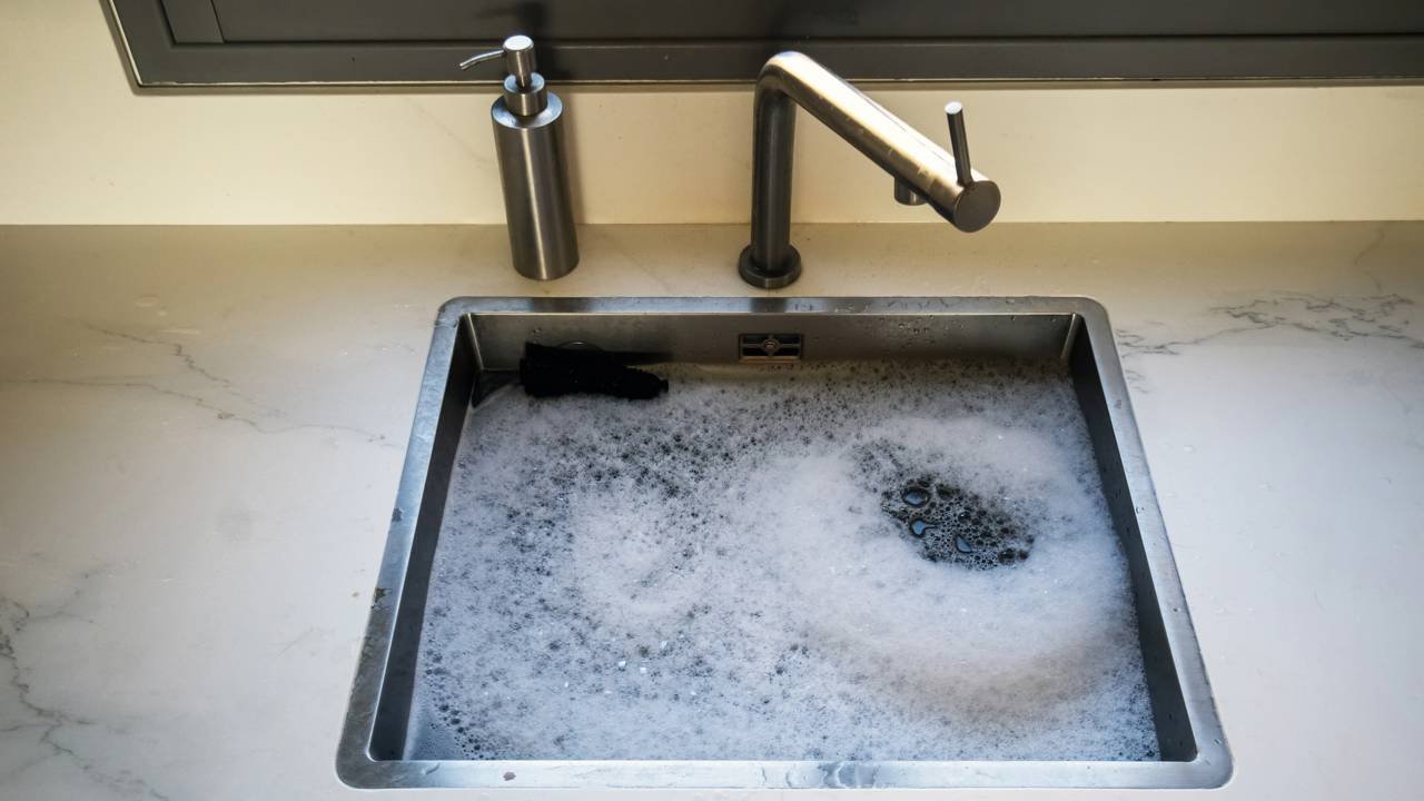 Poucos sabem o truque simples para desentupir ralos de cozinha sem produtos químicos agressivos