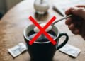 Não use adoçantes artificiais no seu café matinal: uma simples pitada de canela pura acelera o metabolismo e controla os picos de fome