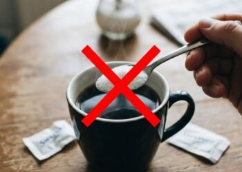 Não use adoçantes artificiais no seu café matinal: uma simples pitada de canela pura acelera o metabolismo e controla os picos de fome