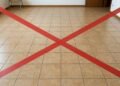 Por que especialistas estão trocando o piso de cerâmica tradicional pelo microcimento: a vantagem na limpeza e na velocidade de aplicação