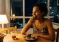 Nutricionistas revelam por que comer dois kiwis à noite induz o sono de forma mais potente que leite quente