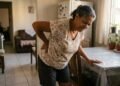 Ortopedistas explicam por que dormir no chão duro por algumas noites pode aliviar anos de dores crônicas na lombar