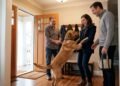 Como fazer o cachorro parar de pular nas visitas e receber as pessoas de um jeito mais calmo, educado e controlado