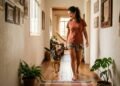 Seu cachorro te segue pela casa toda? O que esse comportamento pode dizer sobre o vínculo de vocês