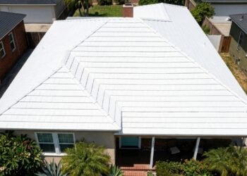 Por que arquitetos estão pintando telhados de branco para baixar a temperatura da casa nos dias mais quentes