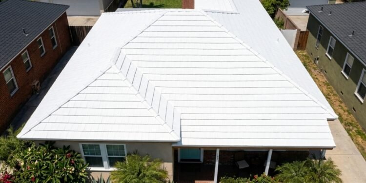 Por que arquitetos estão pintando telhados de branco para baixar a temperatura da casa nos dias mais quentes
