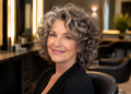 Os cortes cacheados mais elegantes para mulheres acima dos 50 que querem rejuvenescer o visual