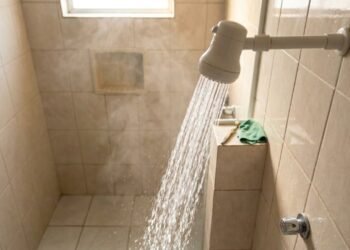 Truque de encanador para fazer o chuveiro ganhar mais pressão e desentupir os furos sem precisar desmontar a peça da parede