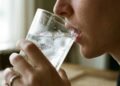 Por que beber água gelada em jejum pode ser um erro metabólico e o que os japoneses fazem no lugar