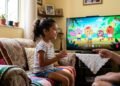 Para ver hoje na Netflix com filhos: os desenhos musicais que ajudam crianças tímidas a perder o medo de falar
