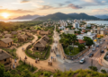 Crescimento de 62%, custo de vida 25% menor que o de Florianópolis e IDHM alto de 0,757, brasileiros estão buscando oportunidade nessa cidade que nasceu de casas de palha