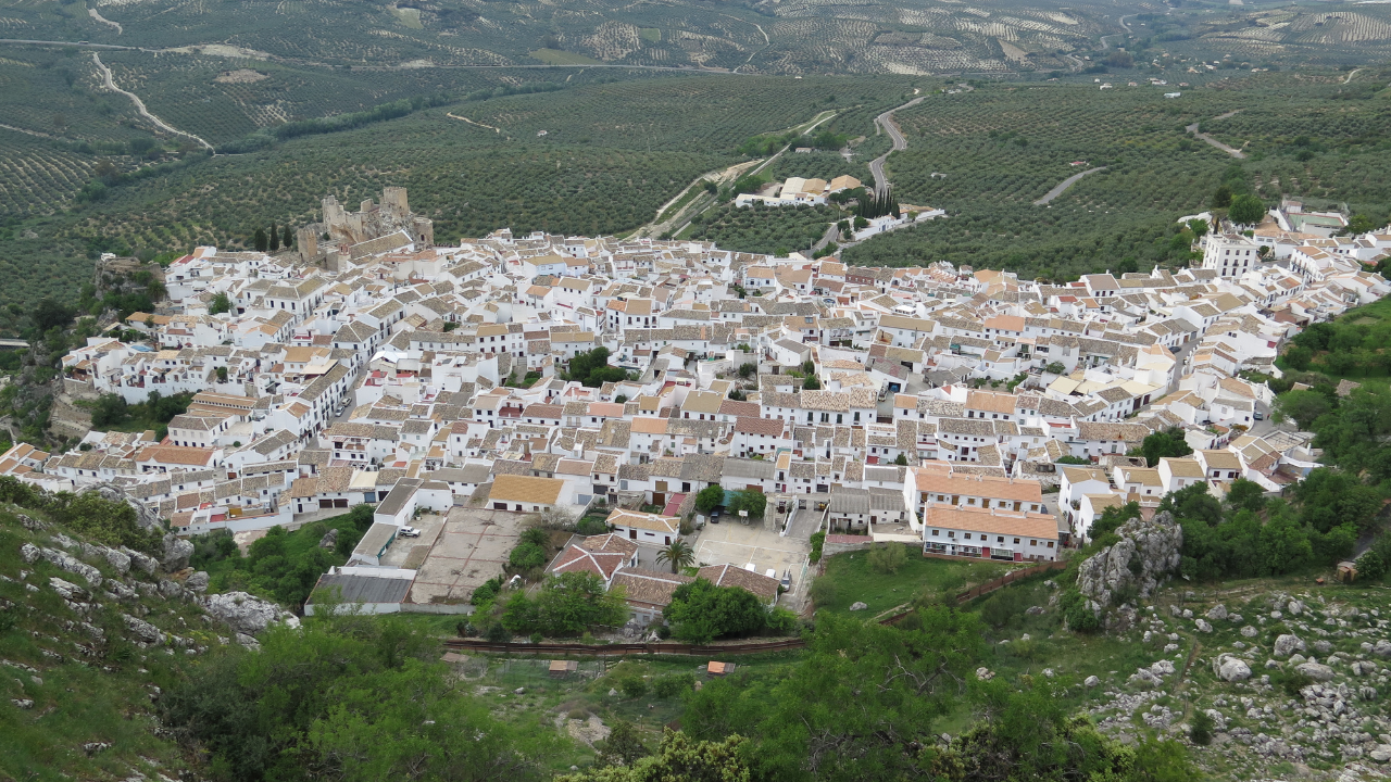 Com 600 moradores, 3.300 metros de caverna, artes de 6 mil anos, 35.000 anos de vestígios e 7.245 anos de DNA confirmado essa vila ainda guarda um castelo medieval