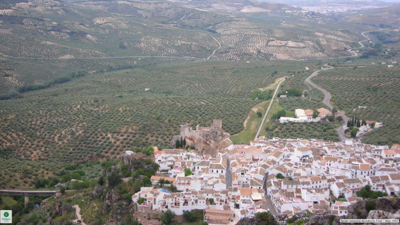 Com 600 moradores, 3.300 metros de caverna, artes de 6 mil anos, 35.000 anos de vestígios e 7.245 anos de DNA confirmado essa vila ainda guarda um castelo medieval