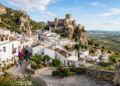 Com 600 moradores, 3.300 metros de caverna, artes de 6 mil anos, 35.000 anos de vestígios e 7.245 anos de DNA confirmado essa vila ainda guarda um castelo medieval