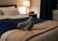Especialistas apontam que dormir com os pés aquecidos antecipa a chegada do sono profundo em quase 20