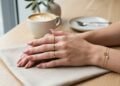A cor de esmalte que está fazendo sucesso entre mulheres que querem mãos mais elegantes