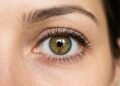 Não é falta de cálcio nas unhas, nem cansaço comum: o sinal discreto que aparece nos seus olhos logo de manhã e revela que o fígado está sobrecarregado