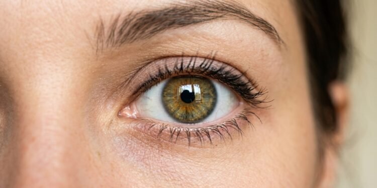 Não é falta de cálcio nas unhas, nem cansaço comum: o sinal discreto que aparece nos seus olhos logo de manhã e revela que o fígado está sobrecarregado