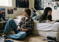 Os adolescentes que precisavam lidar com o tédio nos anos 90 não aprenderam apenas a esperar. Desenvolveram uma tolerância emocional que a geração da recompensa instantânea ainda tenta construir
