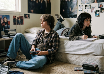 Os adolescentes que precisavam lidar com o tédio nos anos 90 não aprenderam apenas a esperar. Desenvolveram uma tolerância emocional que a geração da recompensa instantânea ainda tenta construir
