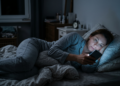 Uma carta para a mulher que apaga as luzes cedo, deita com o celular no rosto e chama isso de descanso — você não está relaxando de verdade, está tentando anestesiar um dia que exigiu tanto de você que o silêncio sozinho já não basta