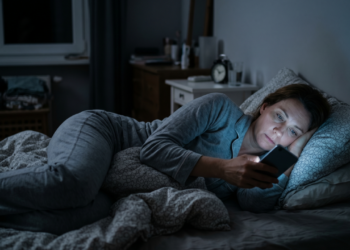 Uma carta para a mulher que apaga as luzes cedo, deita com o celular no rosto e chama isso de descanso — você não está relaxando de verdade, está tentando anestesiar um dia que exigiu tanto de você que o silêncio sozinho já não basta