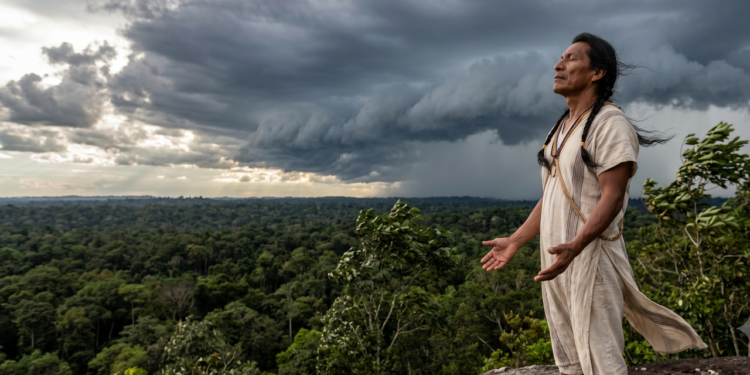 Provérbio indígena do dia: “Quem escuta o vento aprende a perceber a mudança antes da tempestade”, por isso a intuição pode proteger quando o mundo dá sinais silenciosos