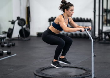 Pular na cama elástica ajuda bastante na disposição e na queima de calorias, mas o benefício real para fortalecer pernas e bumbum só aparece se os saltos forem contínuos e combinados com resistência muscular