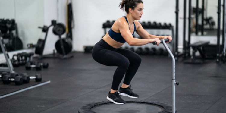 Pular na cama elástica ajuda bastante na disposição e na queima de calorias, mas o benefício real para fortalecer pernas e bumbum só aparece se os saltos forem contínuos e combinados com resistência muscular