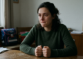 Pessoas que cresceram tendo que amadurecer cedo demais costumam confundir força com silêncio emocional, segundo psicologia