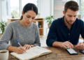 Pesquisas sugerem que pessoas que escrevem manualmente listas e pessoas que usam aplicativos de telefone processam o dia inteiro de forma diferente. Os escritores da lista de papel tendem a planejar a partir de pistas internas, enquanto os usuários do aplicativo dependem cada vez mais de avisos externos