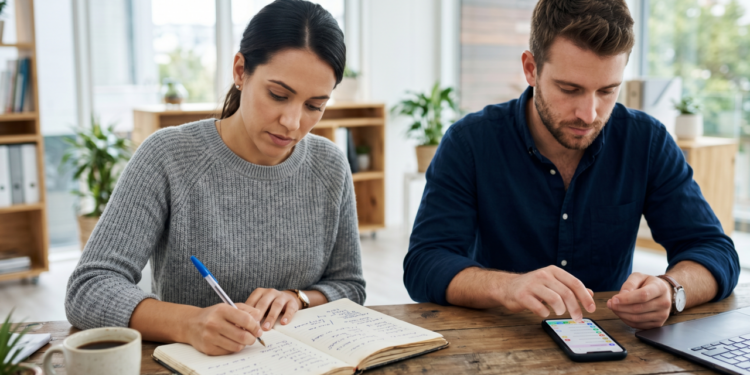 Pesquisas sugerem que pessoas que escrevem manualmente listas e pessoas que usam aplicativos de telefone processam o dia inteiro de forma diferente. Os escritores da lista de papel tendem a planejar a partir de pistas internas, enquanto os usuários do aplicativo dependem cada vez mais de avisos externos