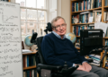 Stephen Hawking, ao comentar Galileu Galilei, sugeriu que a ciência moderna começou quando alguém decidiu desconfiar do que parecia óbvio