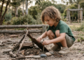 Estudo em psicologia sugere que brincar sem roteiro o tempo todo pode ajudar mais no autocontrole infantil do que agendas cheias