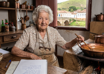 Frase do dia de Cora Coralina, “Feliz aquele que transfere o que sabe e aprende o que ensina”