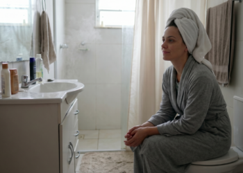 A pessoa que fica mais alguns minutos no banheiro depois do banho não está ignorando ninguém, ela pode estar usando o único espaço da casa onde ainda consegue desacelerar sem ser interrompida