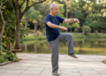 Nem yoga nem corrida: o melhor exercício de equilíbrio para adultos acima dos 50 que querem mais segurança ao caminhar