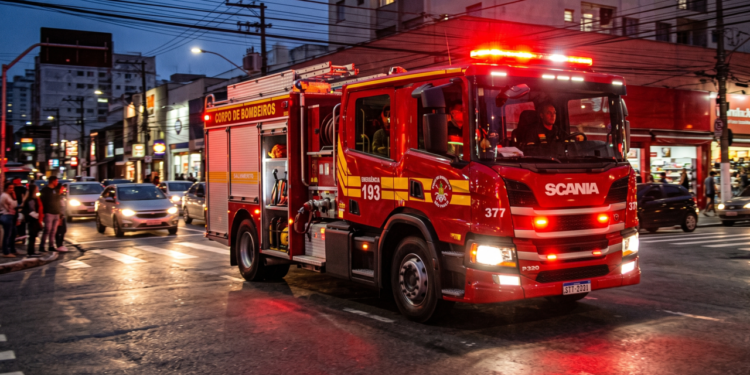 O que significa a luz vermelha do carro de bombeiro