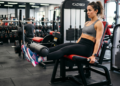 Pilates na cadeira, 4 movimentos simples para aliviar a lombar e recuperar firmeza nas pernas depois dos 60