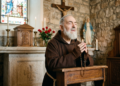 São Padre Pio ensina que, nos dias em que o coração parece distante de Deus, permanecer fiel ao hábito da oração vale mais do que buscar consolo imediato
