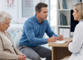 A psicologia diz que a parte mais difícil de acompanhar consultas médicas dos seus pais não é ouvir diagnósticos, é perceber que agora é você quem precisa fazer as perguntas certas